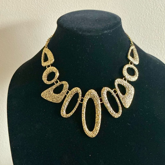 Jewelry - Chic Gold Textured Necklace